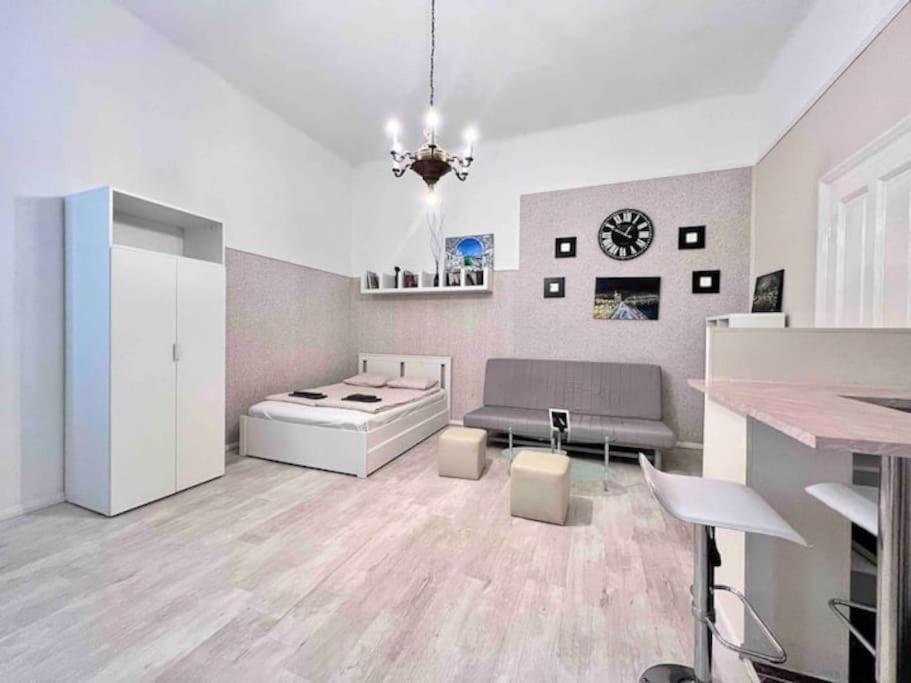 Апартаменти Urban Escape-cozy In Center